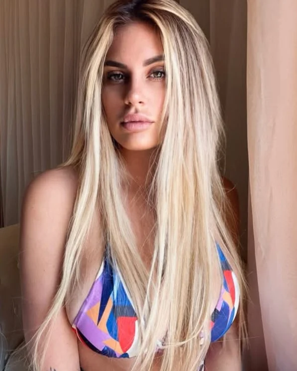 Francesca Brambilla @labrambillina onlyfans modella immagine che indossa reggiseno colorato