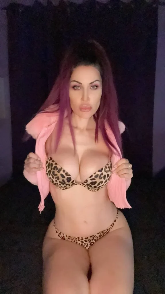 Alisha Griffanti @ladivadeltubo Foto della modella OnlyFans con biancheria intima a stampa animale