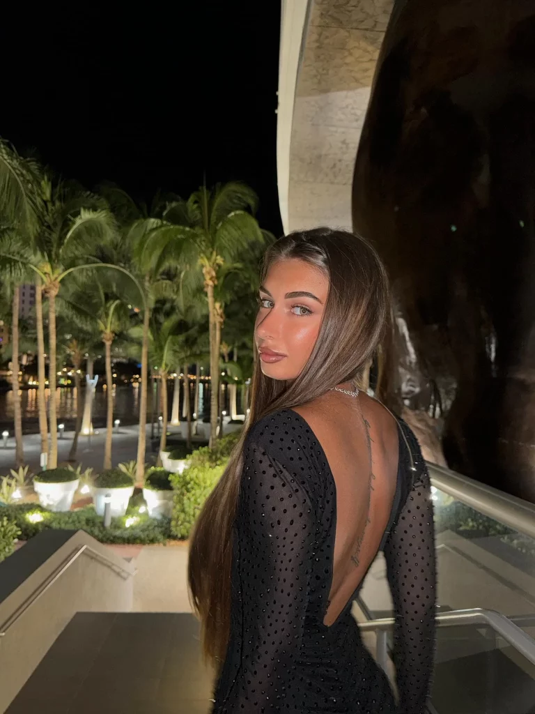 Elisa Esposito @eli.esposito foto della modella di OnlyFans in piedi con un elegante e sexy vestito nero
