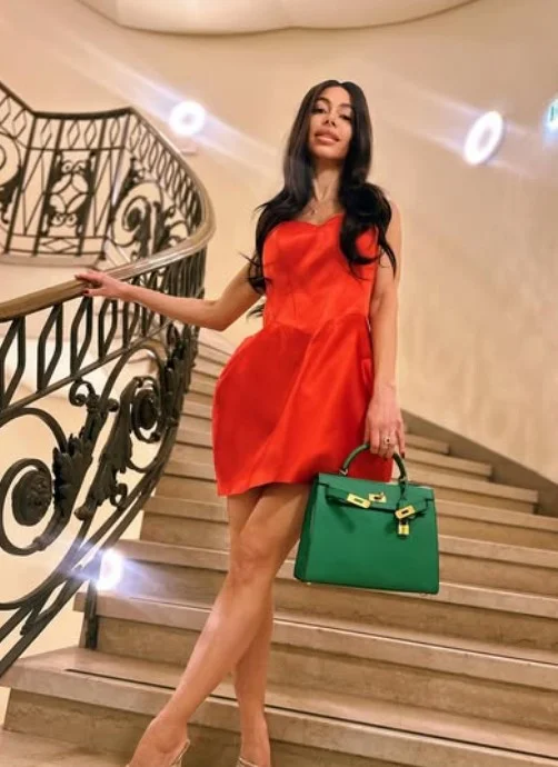 Virginia Olivero, modella OnlyFans, foto in piedi con un vestito rosso sexy