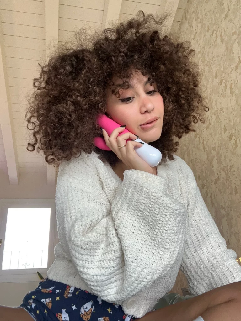 Beatrice Segreti @beasecrets immagine di modello OnlyFans che tiene un dildo e indossa un maglione bianco