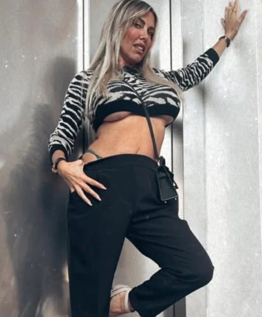 Emanuela Botto @emanuelabottoreal foto del modello con un sexy top con stampa animalier
