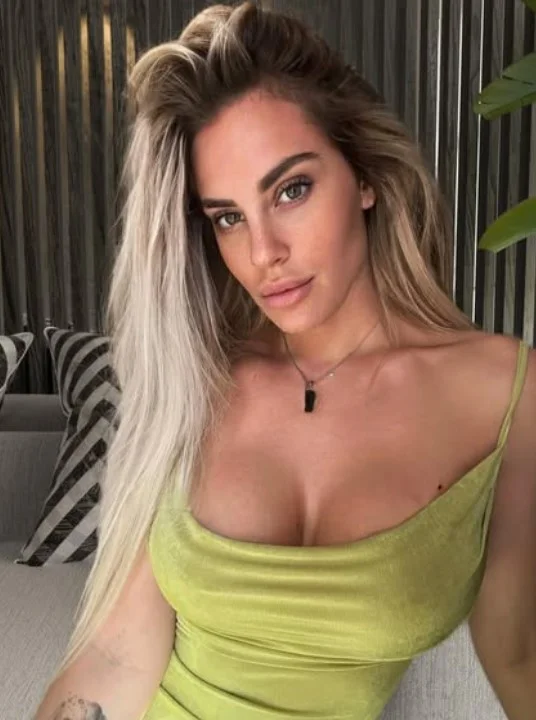 Francesca Brambilla @labrambillina onlyfans modella immagine che indossa top verde