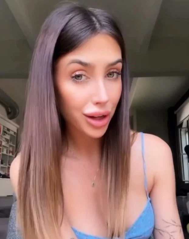 Michelle Comi, modella di OnlyFans, foto con un reggiseno blu.
