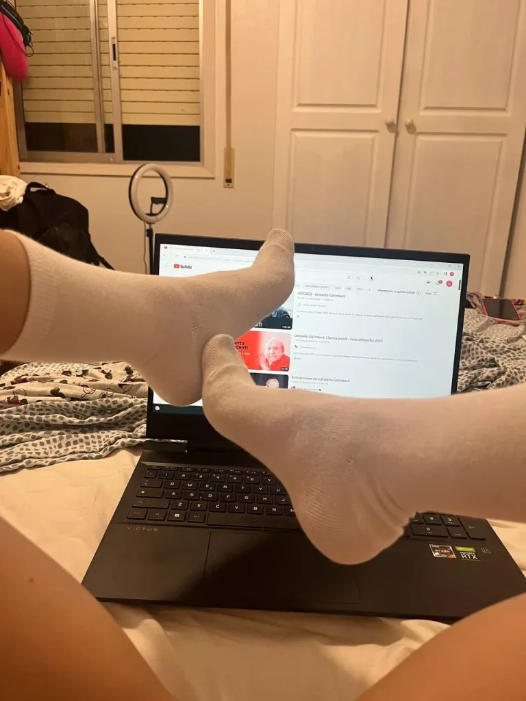 Claudia Surace @venere_battisti Foto di OnlyFans model che mostra i suoi piedi