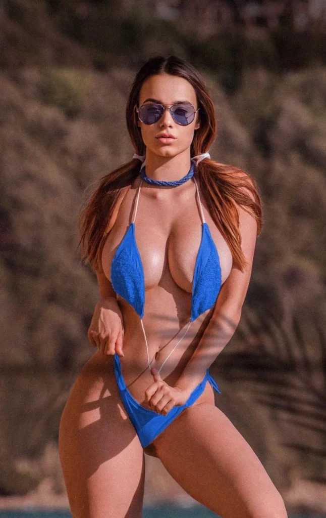 Eleonora Bertoli @elebertolifree Foto della modella di OnlyFans con bikini blu sexy che espone le sue grandi tette