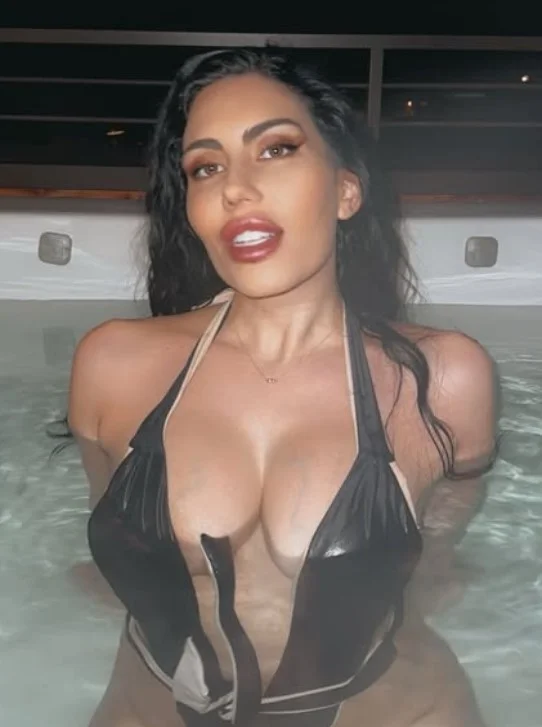 Sara Quattrociocche @saraquattrociocche modello OnlyFans foto in piscina mostrando il suo décolleté