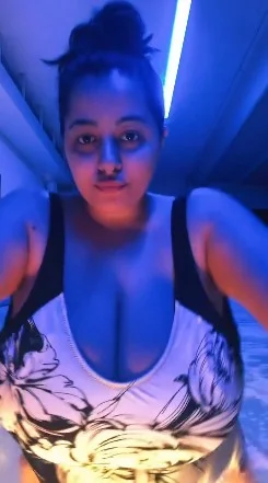 Soles Rodriguez @solesrodriguez foto che mostra il suo décolleté