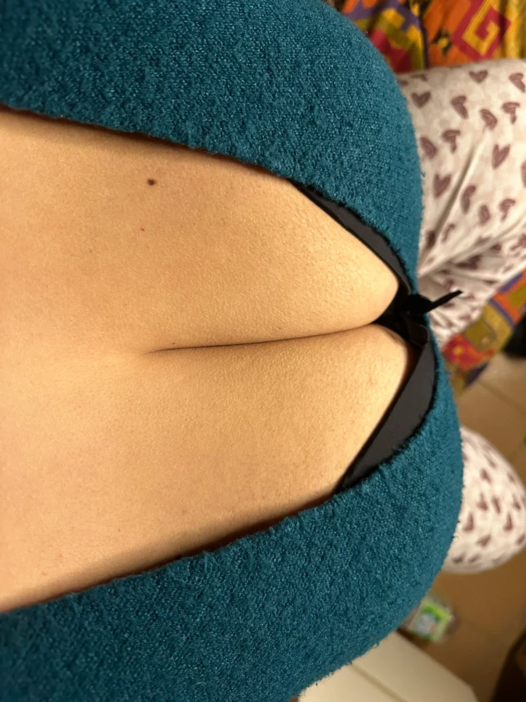 Soles Rodriguez @solesrodriguez foto che mostra il suo décolleté