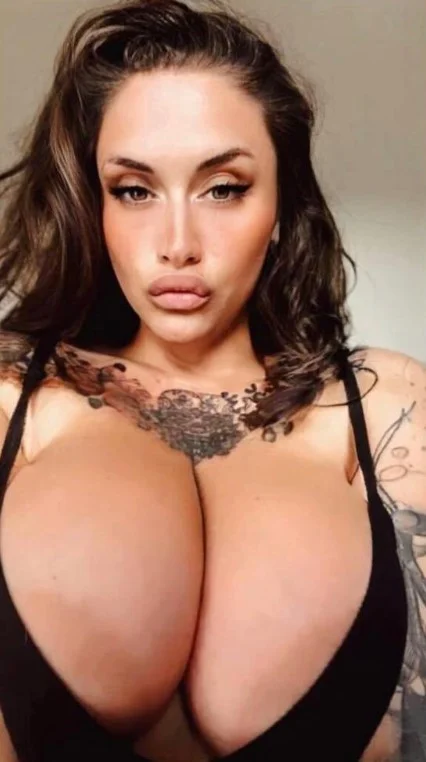 Alessandra Tondo @misstakeofficial foto del modello OnlyFans che mostra le sue grandi tette