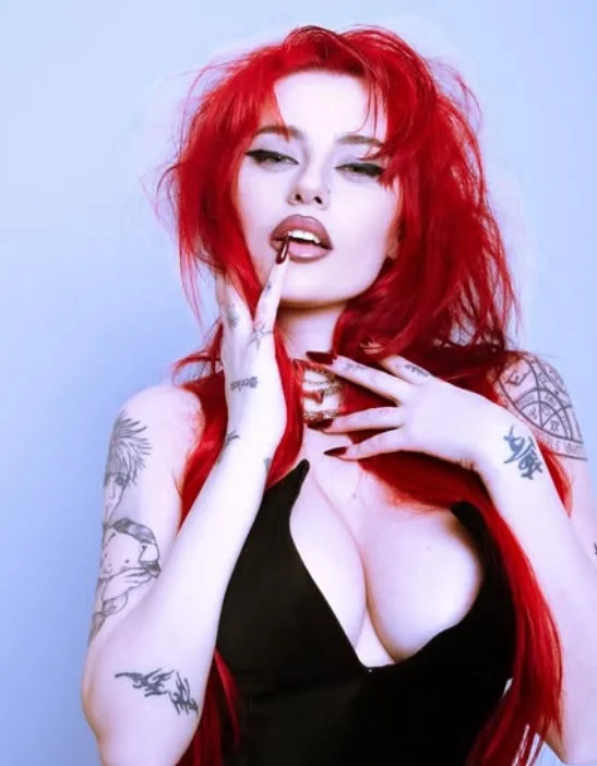 Merisiel Irum @m3risiel foto del modello OnlyFans che indossa un top nero mostrando il suo décolleté