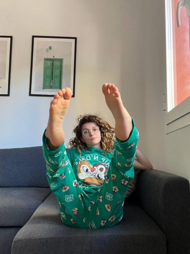 Claudia Surace @venere_battisti Foto di OnlyFans model sul divano mostrando i suoi piedi