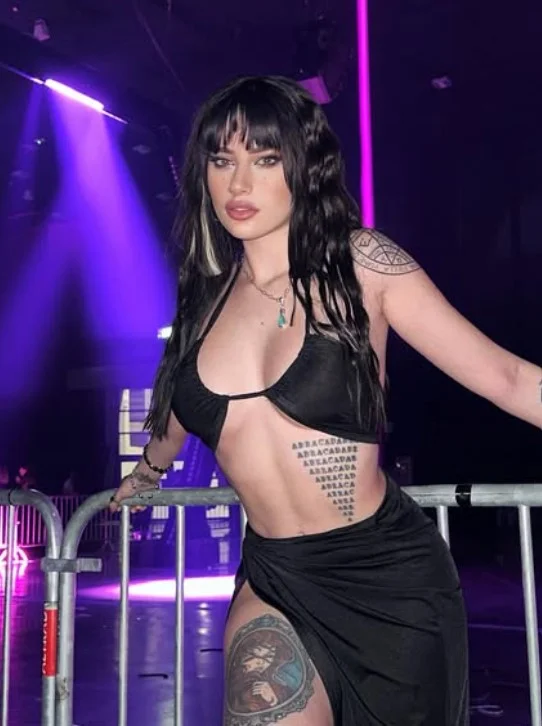 Merisiel Irum @m3risiel foto del modello OnlyFans che indossa un reggiseno nero