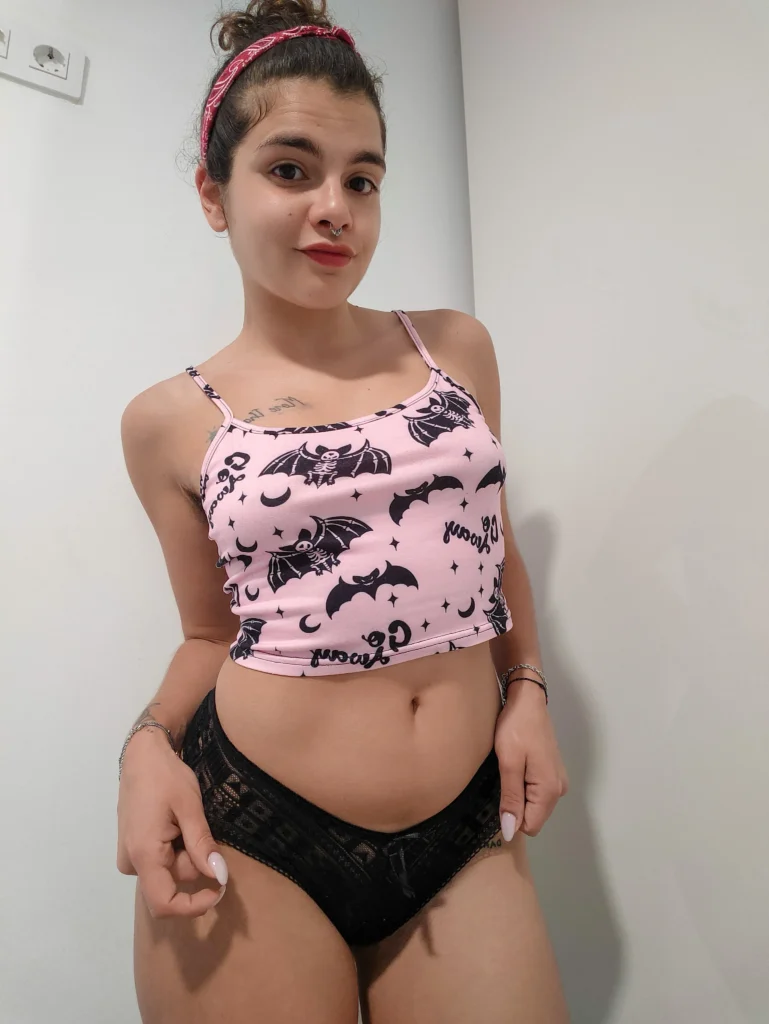 ItsRory420 foto del modello OnlyFans che indossa un top rosa