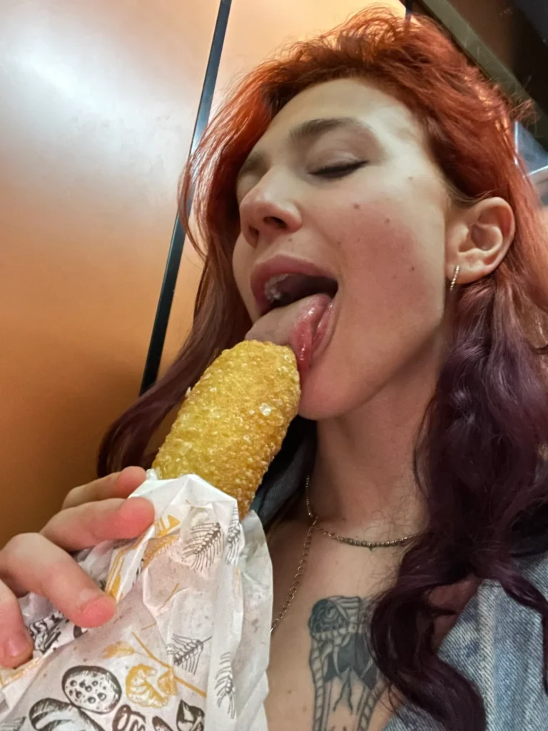 Angelica Loscalzo PeachMess foto del modello OnlyFans mentre lecca un cibo
