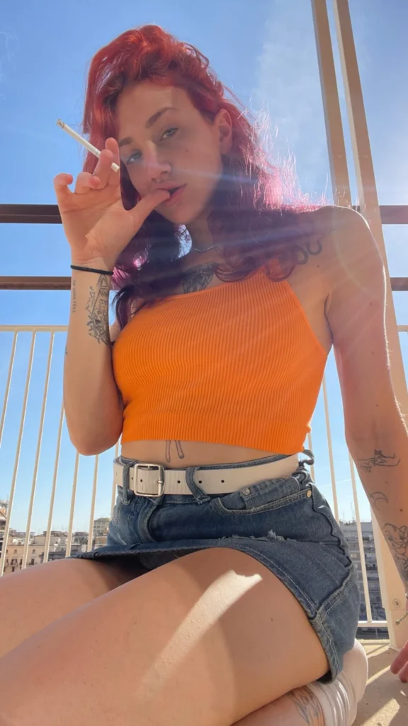 Angelica Loscalzo PeachMess foto del modello OnlyFans che indossa un top arancione
