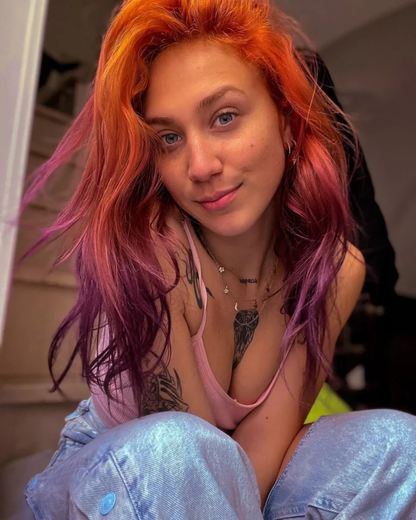 Angelica Loscalzo PeachMess foto del modello OnlyFans che indossa un top rosa
