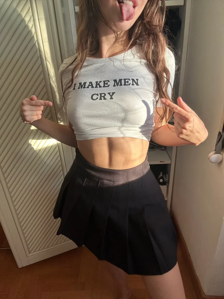 CutieSara foto del modello OnlyFans che indossa un top bianco