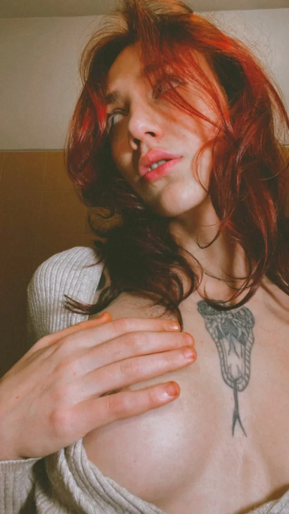 Angelica Loscalzo PeachMess foto del modello OnlyFans coprendo il suo seno