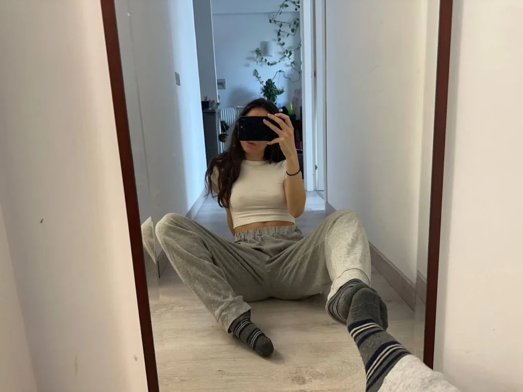 CutieSara foto del modello OnlyFans che indossa un top bianco