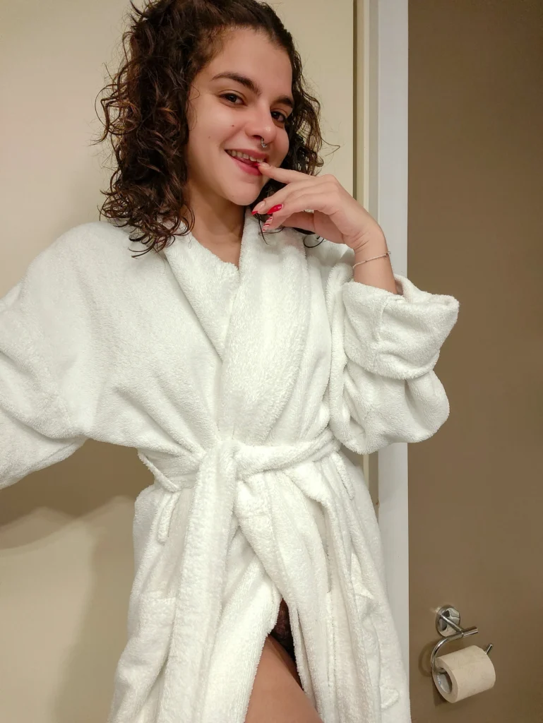 ItsRory420 foto del modello OnlyFans che indossa un accappatoio