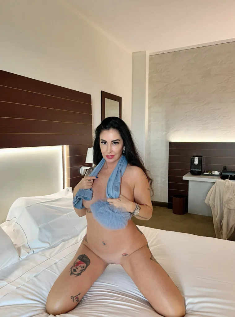 Manush @manush_private foto del modello OnlyFans a letto nuda