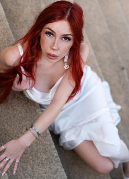 Lucia Sara Zaninello @lucyl3in foto di modella di OnlyFans con vestito bianco aderente