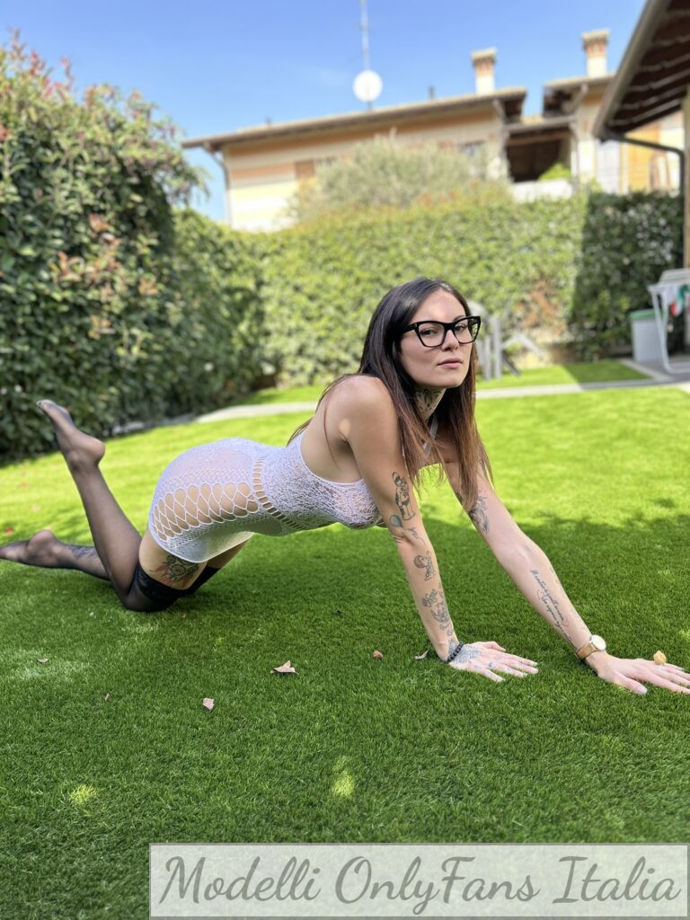 Candy Giada @candygiada Foto di modella di OnlyFans in erba con vestito aderente bianco
