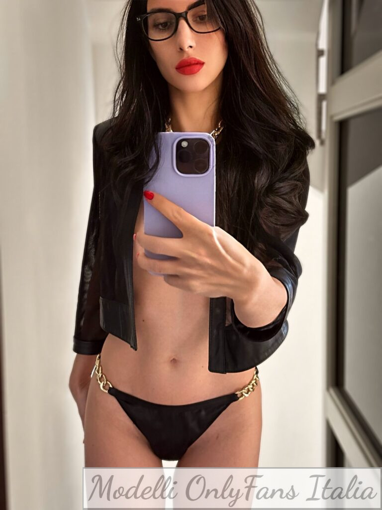 Viviana Milano Conte @vivimoor foto del modello OnlyFans con mutandine nere