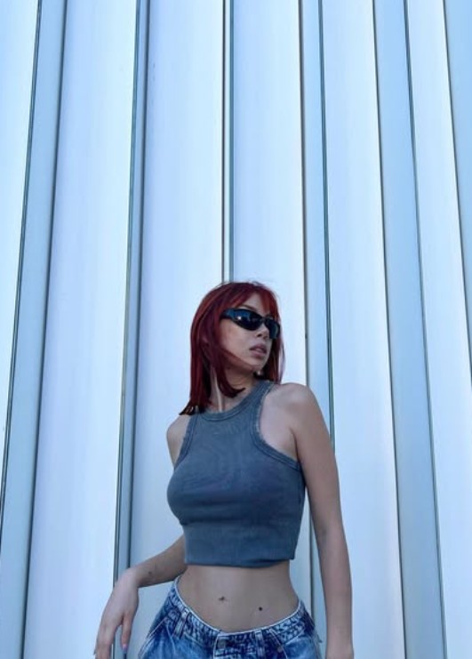 Lucia Sara Zaninello @lucyl3in foto di modella di OnlyFans con top blu