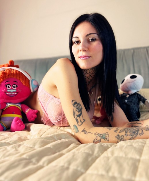 Candy Giada @candygiada Foto di modella di OnlyFans nel letto con reggiseno rosa