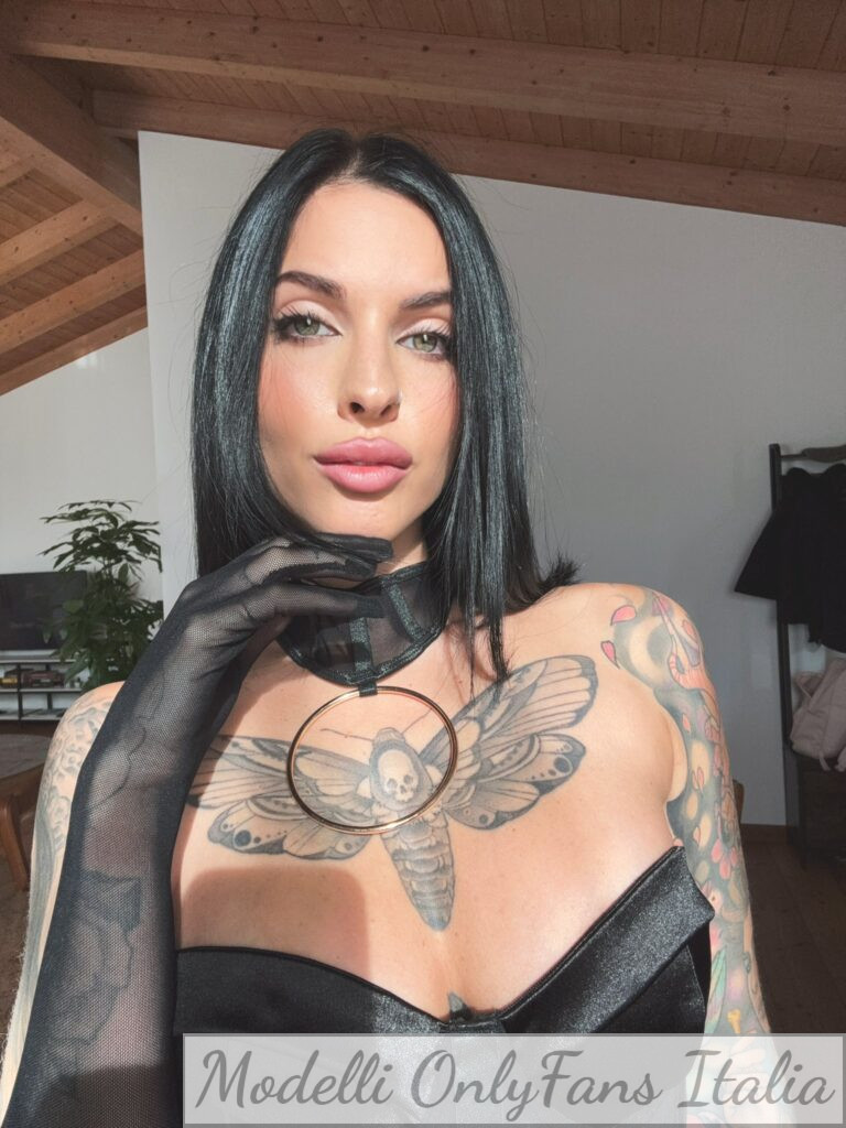 Nestysg Nesty Foto di modella di OnlyFans con maglietta nera