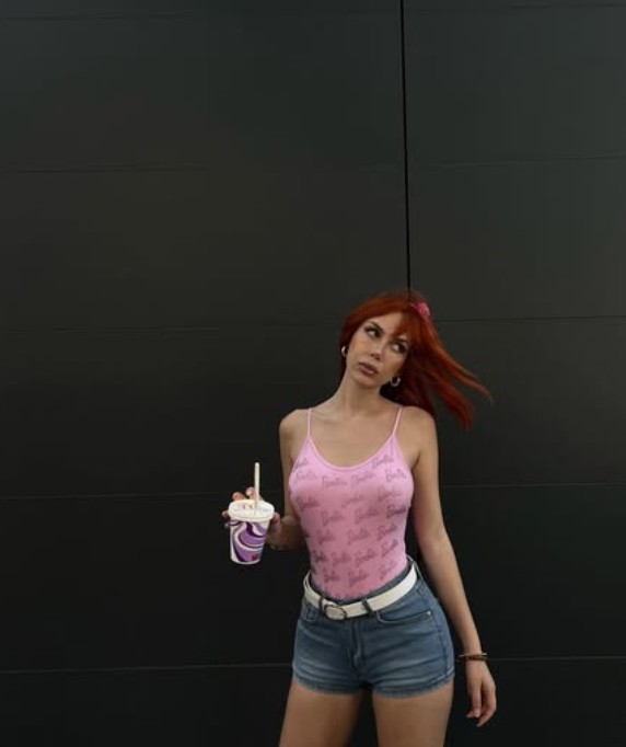 Lucia Sara Zaninello @lucyl3in foto di modella di OnlyFans con top rosa