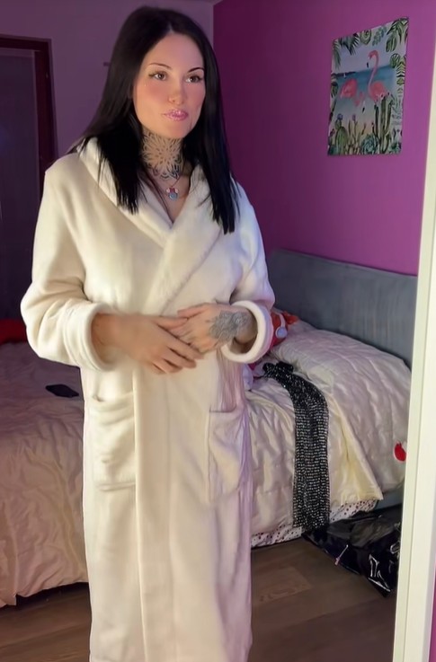 Candy Giada @candygiada Foto di modella di OnlyFans in camera da letto con accappatoio