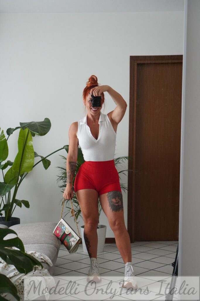 Alessia Demciuc Fitforfunalessia modella di OnlyFans con top bianco