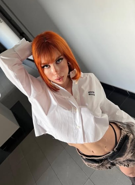 Lucia Sara Zaninello @lucyl3in foto di modella di OnlyFans con top bianco