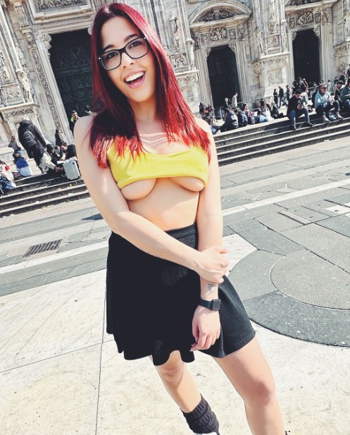 LaPandinaQuellaVera @lapandina Modella di OnlyFans con top giallo