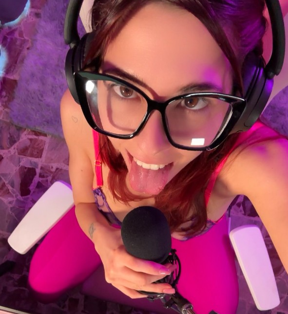 LaPandinaQuellaVera @lapandina Modella di OnlyFans con occhiali