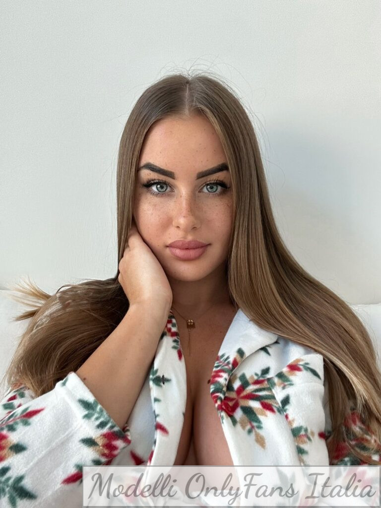 Nanda Alfì @itsnandalfi foto del modello OnlyFans che mostra la scollatura