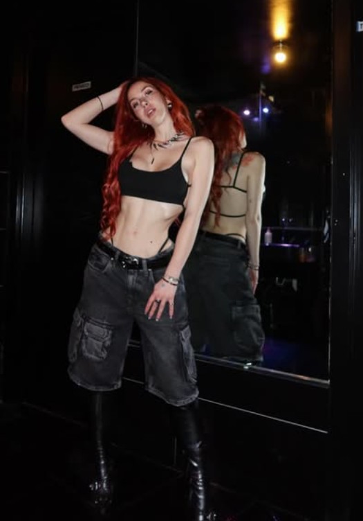 Lucia Sara Zaninello @lucyl3in immagine di modella di OnlyFans con maglietta nera mini