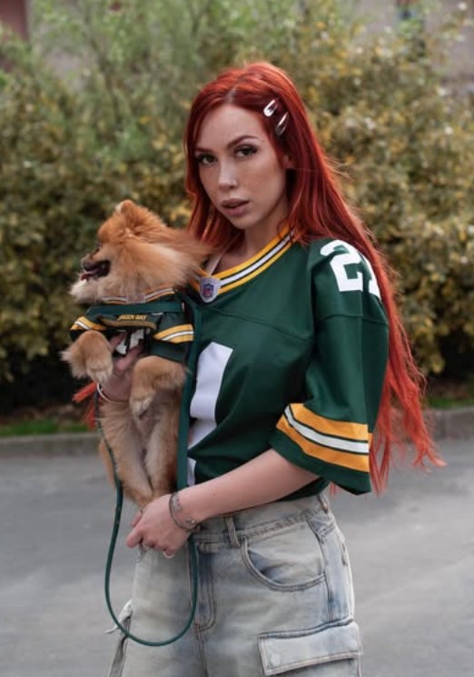 Lucia Sara Zaninello @lucyl3in foto di modella di OnlyFans che tiene un cane
