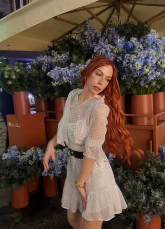 Lucia Sara Zaninello @lucyl3in foto di modella di OnlyFans con vestito bianco