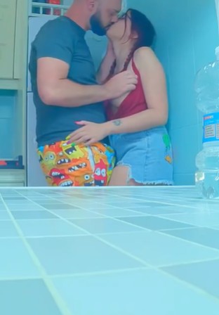 LaPandinaQuellaVera @lapandina Modella di OnlyFans che bacia un uomo