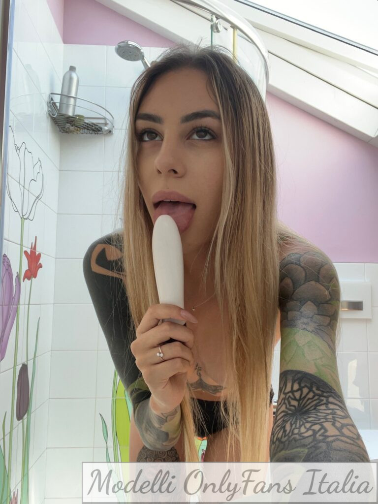 Co.ra.lin Coralin Immagine di modella di OnlyFans leccando un dildo