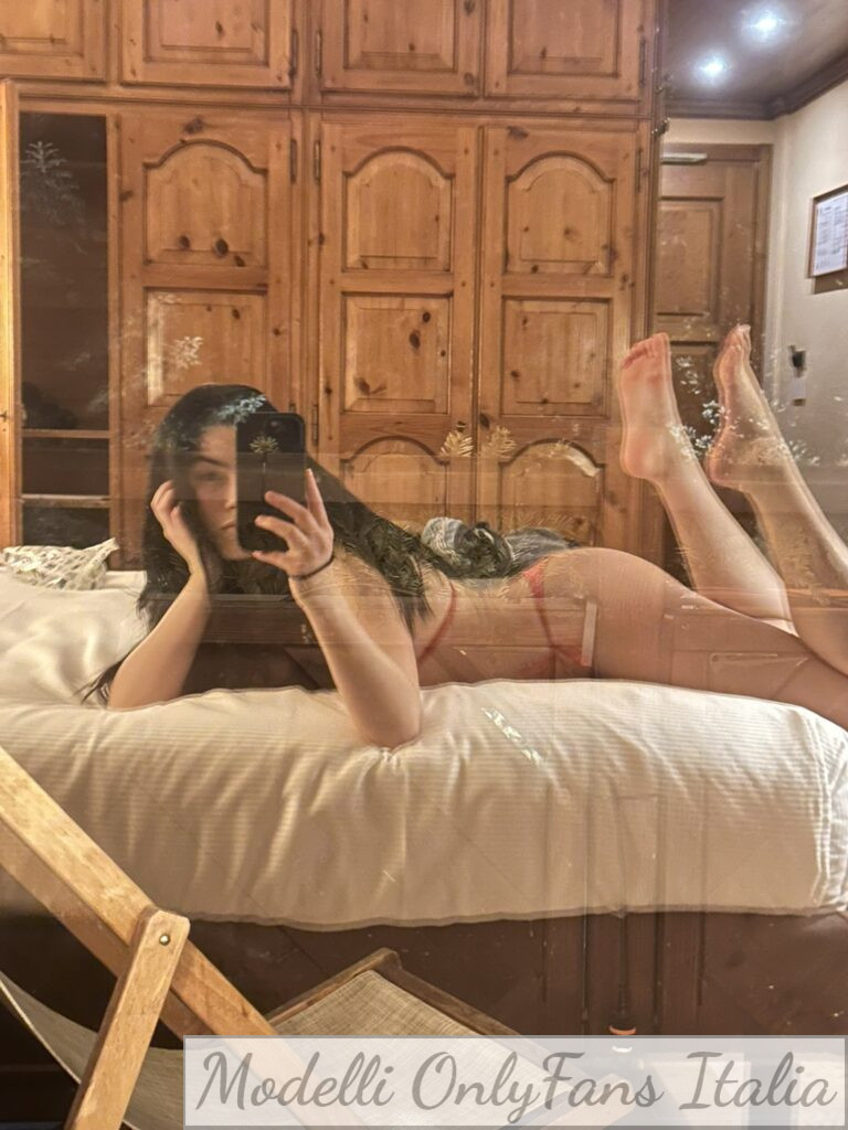 Miss Maiko @missmaikoxx Immagine di modella di OnlyFans che indossa biancheria rossa