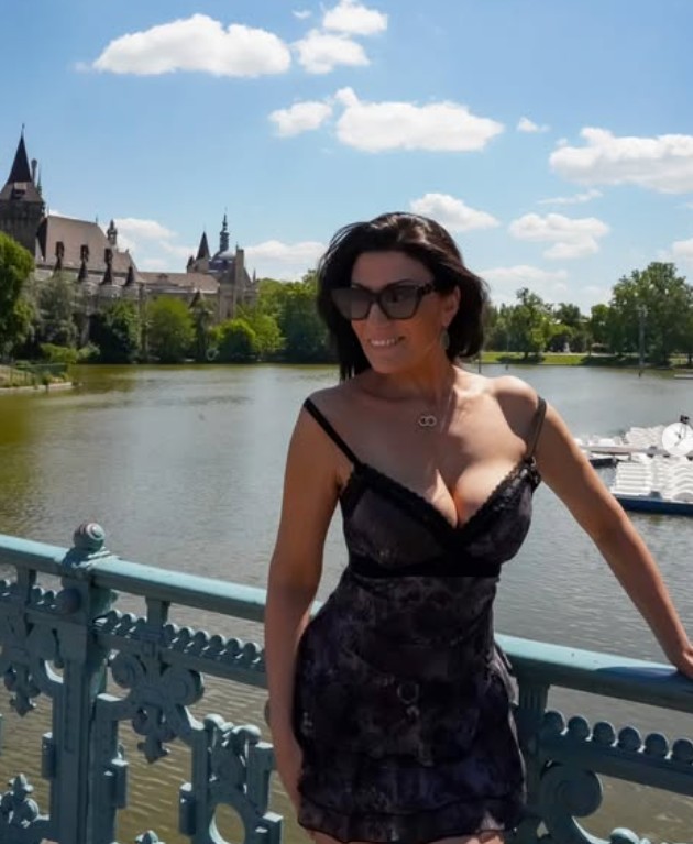 Thelmalouise2019 thelmalouise_it Immagine di modella di OnlyFans che indossa un vestito nero che mostra il suo décolleté
