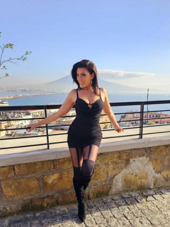 Thelmalouise2019 thelmalouise_it Immagine di modella di OnlyFans che indossa un vestito aderente nero