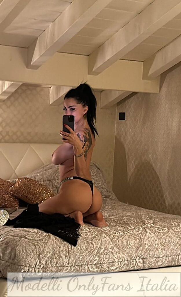 Priscilla Salerno @priscillasa_off Immagine del modello su OnlyFans nel letto che mostra il suo seno