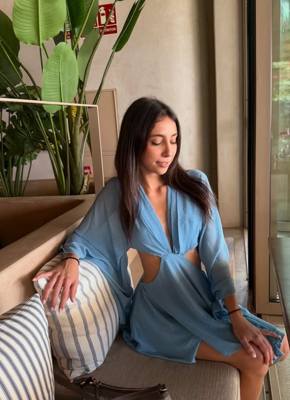 Eva Generosi @evagenerosi Immagine di modella di OnlyFans sulla poltrona che indossa un vestito blu