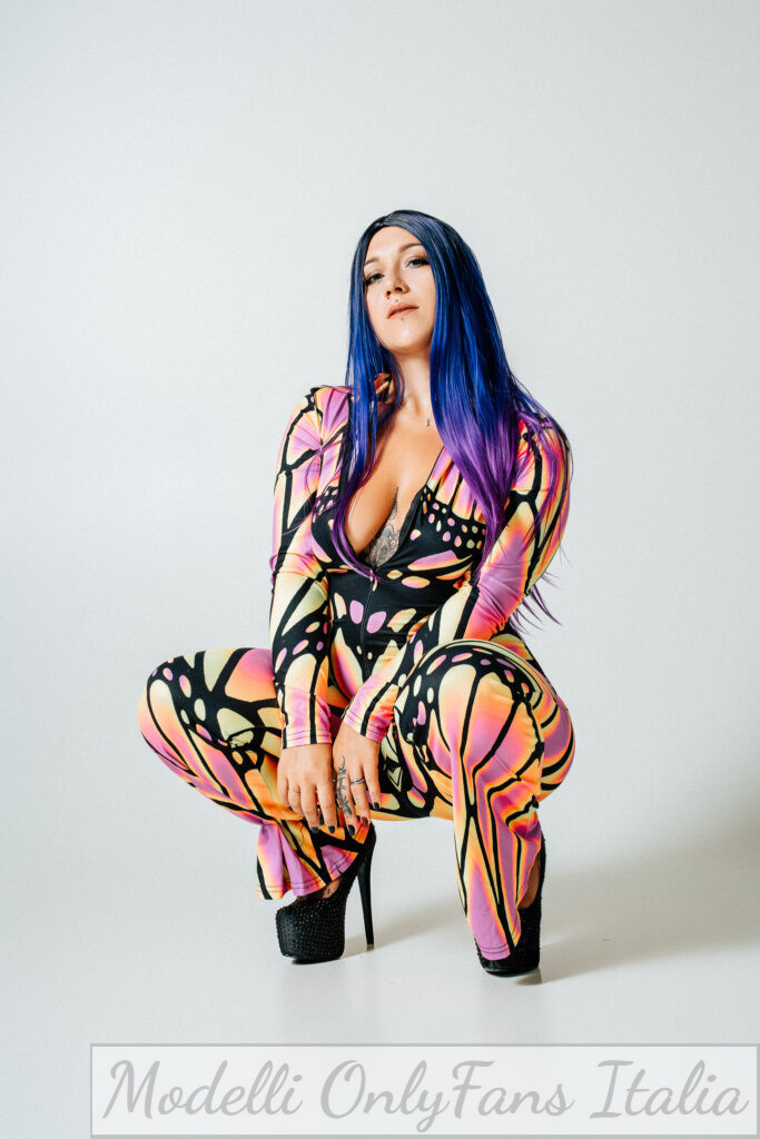 BubblyBuum @bubblybuum modella OnlyFans foto con tuta colorata aderente
